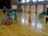 車椅子体験です。平らな所はゆっくり